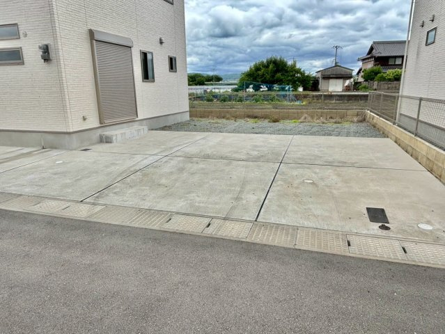 ボヌール東阿保C棟の駐車場