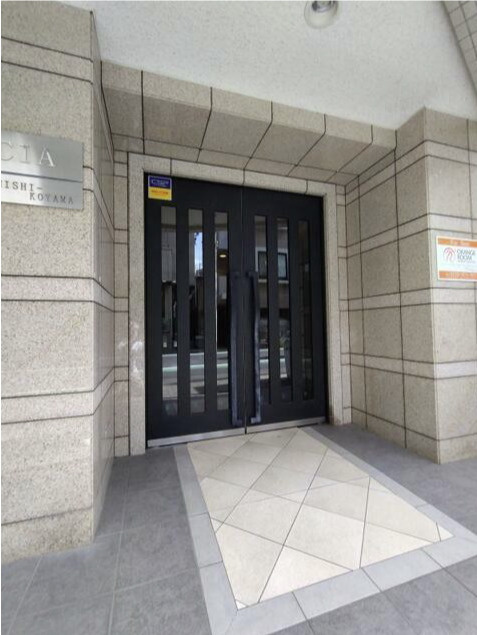 クレイシア西小山のエントランス