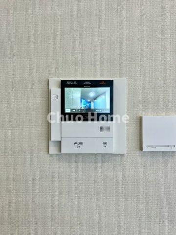 Wコンフォートタワーズイーストのセキュリティ|【モニターホン】誰が来たかすぐにわかるカラーモニター付きインターホン。通話ボタンを押すまでは室内の音は漏れていませんので相手を確かめてから応対できます。