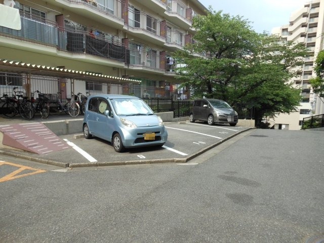 千里関大前コーポラスC棟の駐車場
