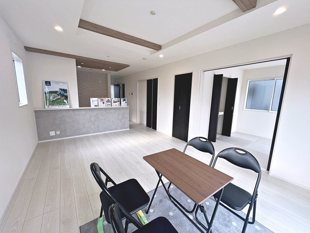 新築戸建・新築建売　福島市笹木野大金谷尻　野田小・野田中の居間・リビング|LDKは20帖でゆったり広々とした空間です！和室の戸を開放すると合わせて24.5帖で更に開放的！