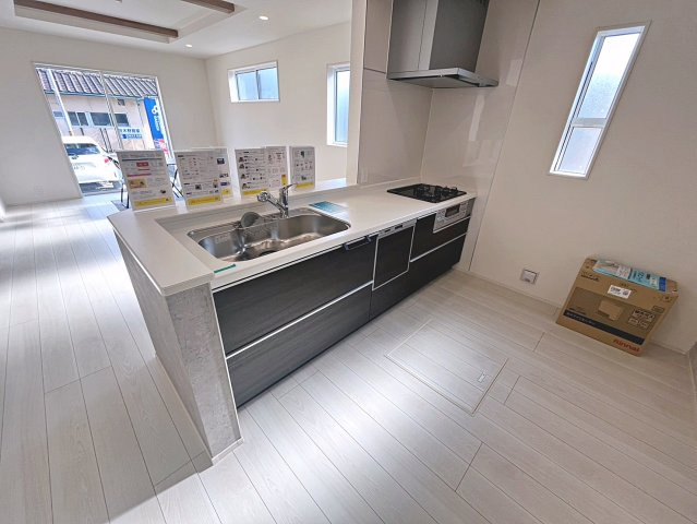 新築戸建・新築建売　福島市笹木野大金谷尻　野田小・野田中のキッチン|キッチンはカウンターになっているのでリビング全体を見渡すことができます！