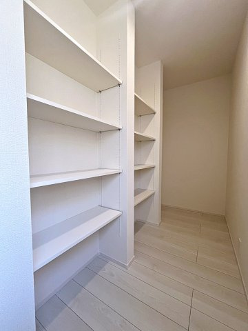 新築戸建・新築建売　福島市笹木野大金谷尻　野田小・野田中の収納|キッチン裏のパントリー収納は大容量で、食品や日用品、防災グッズなどの保管に便利です！