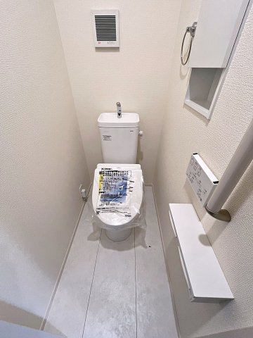 新築戸建・新築建売　福島市笹木野大金谷尻　野田小・野田中のトイレ|白を基調とした清潔感のある空間です！ペーパーホルダーが2つあるのも便利です！