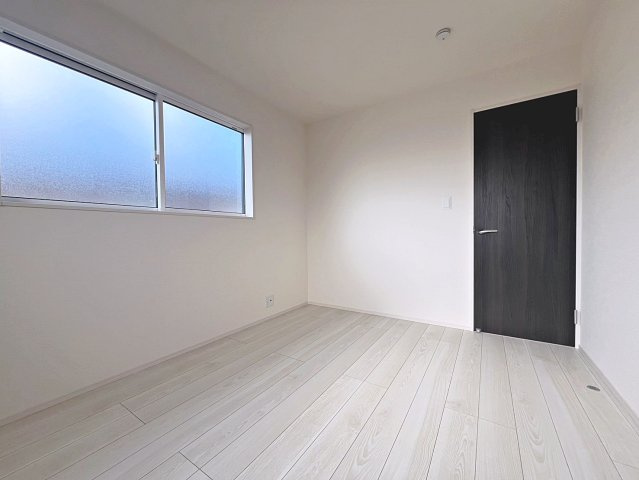 新築戸建・新築建売　福島市笹木野大金谷尻　野田小・野田中の洋室|北側の窓から一定した柔らかい光が入り、PC作業や読書などにも最適なお部屋です！