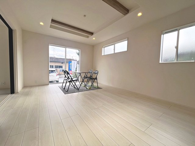 新築戸建・新築建売　福島市笹木野大金谷尻　野田小・野田中の居間・リビング|太陽の日差しが気持ちの良いリビングは広々としているので家具を設置してもゆとりがあります！