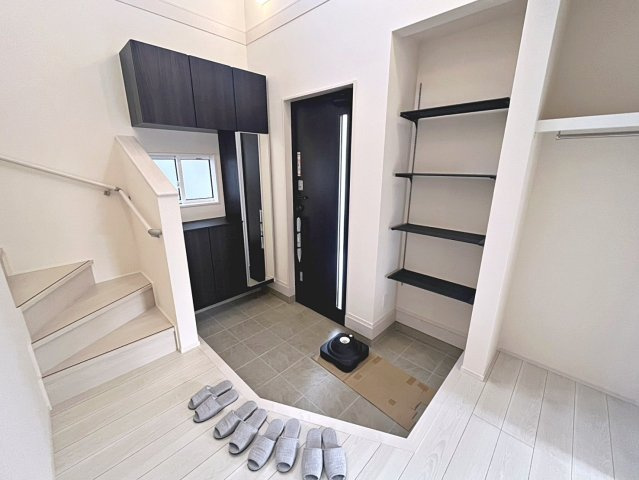 新築戸建・新築建売　福島市笹木野大金谷尻　野田小・野田中の玄関|大容量のシューズボックスがあり収納豊富な玄関スペース。玄関ドアから日差しが入り明るいです！