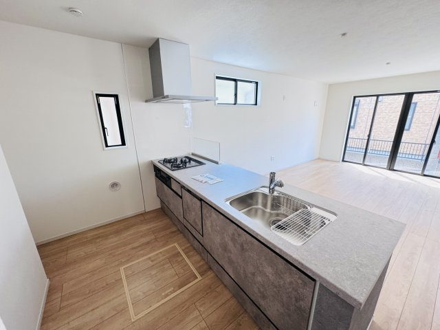 松戸市栄町６丁目新築戸建（栄町８期）のキッチン|お手入れしやすいレンジフード・シンクの水栓には浄水器がついてます！