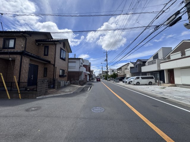 松戸市栄町６丁目新築戸建（栄町８期）の前面道路含む現地写真|北側前面道路・幅員約8.9ｍ