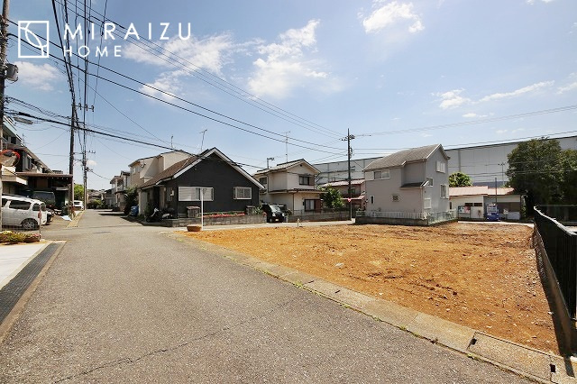 【外観】 | 青く澄み渡った綺麗な空と、陽の光をたっぷりと受ける、そんな新築住宅で新生活をスタートしてみませんか？見学・ご相談等、ミライズホーム(株)までお気軽にご連絡下さい。