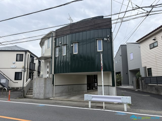 茅ヶ崎市本村４丁目　中古戸建　全１棟の前面道路含む現地写真