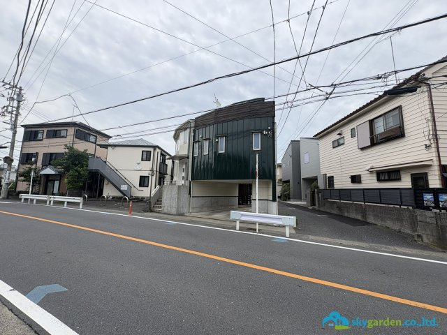 茅ヶ崎市本村４丁目　中古戸建　全１棟の前面道路含む現地写真