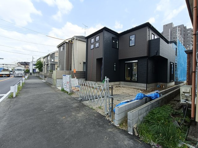 三郷市　早稲田8丁目　新築戸建　全7棟の前面道路含む現地写真|前面道路含む現地写真です