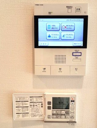 アンビシャス上尾の防犯設備|上：カラーモニター付きセキュリティーインターホン
下：リビングダイニングには床暖房付