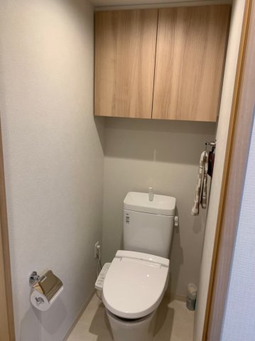 アンビシャス上尾のトイレ|清潔感のあるトイレです。
収納も充実しています。