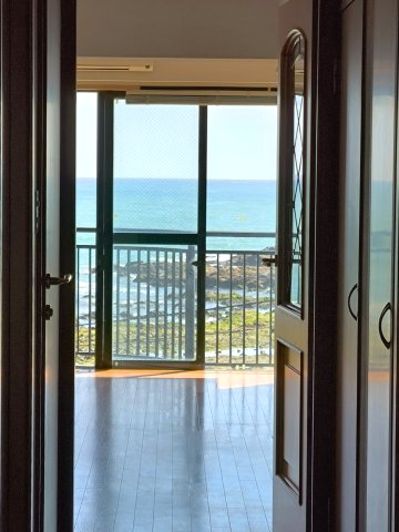 海見え！「マイキャッスル葉山」3階の展望|室内より海を臨む