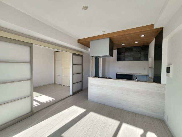 エグゼK&KⅠの居間・リビング|白を基調とした日当たりの良いLDK10.3帖