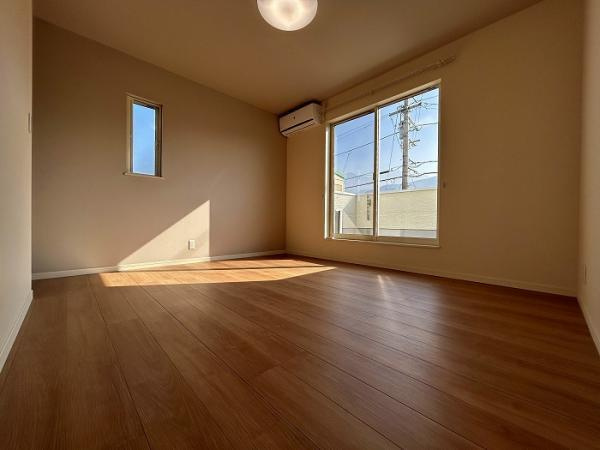 新居浜市中村1丁目　中古戸建の洋室|お子様の部屋や趣味のスペースに最適な洋室。全室に収納が備わっているため、家具を最小限にして空間を広く使えます。自分らしく整えた部屋で、集中して勉強したり、好きなことに没頭する時間を大切に。