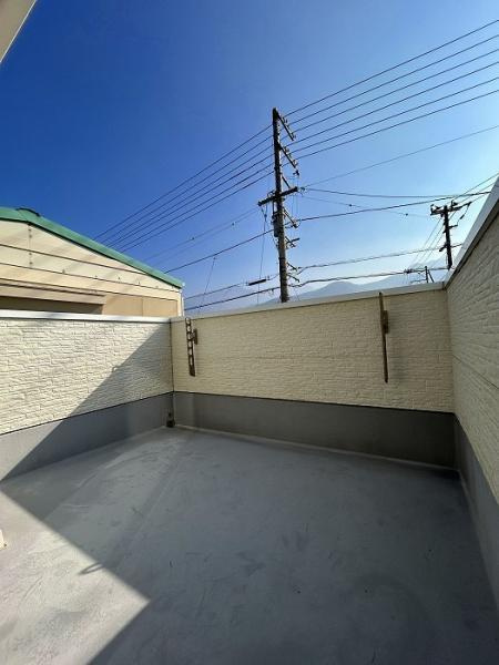 新居浜市中村1丁目　中古戸建のバルコニー|南向きのバルコニーは陽当たり抜群。お洗濯物がカラッと乾くだけでなく、お布団を干すのもスムーズにこなせます。心地よい風を感じながら、家事の合間に外の空気を吸ってリフレッシュできる特別な場所。