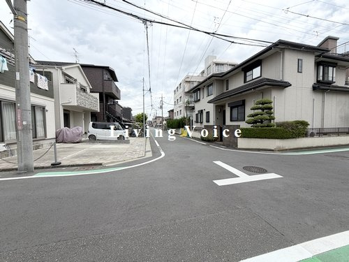【仲介手数料０円】相模原市中央区千代田5丁目　中古一戸建ての前面道路含む現地写真