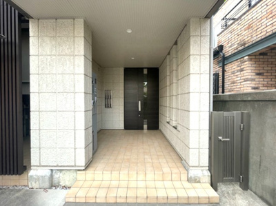 【エントランス】 | Maison Amical | 清潔なエントランスです