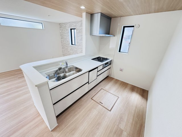 松戸市中根新築戸建のキッチン|お手入れしやすいレンジフード・シンクの水栓には浄水器がついてます！