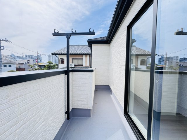 松戸市中根新築戸建のバルコニー|南西向きワイドバルコニー・日当たり良好♪