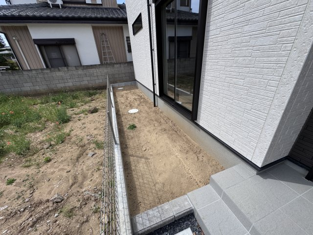 松戸市中根新築戸建の庭|南側隣地境界スペース
