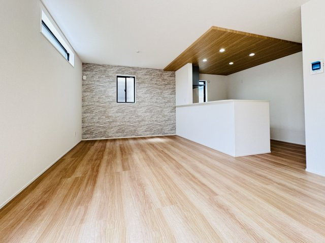 松戸市中根新築戸建の居間・リビング|17帖リビングダイニングキッチン・アクセントクロス