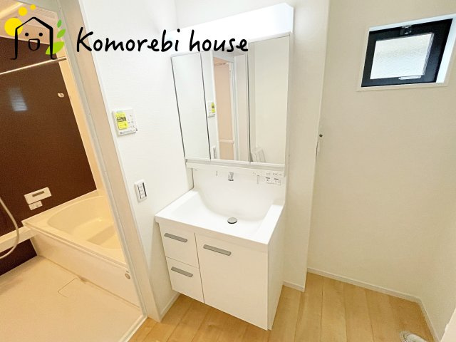 上尾市西宮下　7期　新築一戸建て　ケイアイグレース　01の独立洗面台|独立洗面台で身支度をすべて済ませてしまいましょう