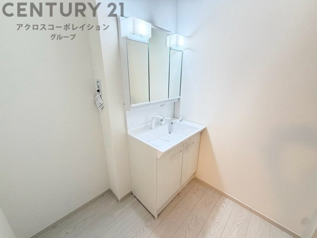 化粧品や洗顔料、歯ブラシなどの必需品をまとめて置ける収納スペースがあり、使用するたびに取り出す手間が省けます。また、水回りのため、濡れても大丈夫な素材が使用されており、お手入れが簡単です。