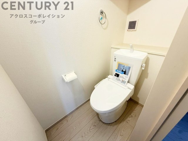 温水洗浄便座付トイレは温水洗浄機能により、暖かい水でおしりを洗浄することができ、冷たい水を使う従来の便座に比べ、温水洗浄機能で暖かいトイレを提供し、快適な使用を可能にします。