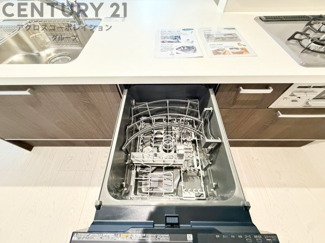 食器洗浄乾燥機は手洗いに比べて時間や労力を節約できます。また、高温のお湯で洗浄されるため、雑菌や細菌を殺菌する効果もあります。さらに、乾燥機能があるため、手で拭く手間も省け衛生的に保管できます。