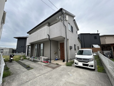【外観】 | 東広島市八本松飯田八丁目　戸建 | 駐車場3～4台（車種による）