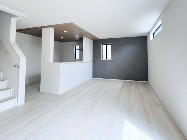 松戸市中根新築戸建の居間・リビング|18帖リビングダイニングキッチン・アクセントクロス