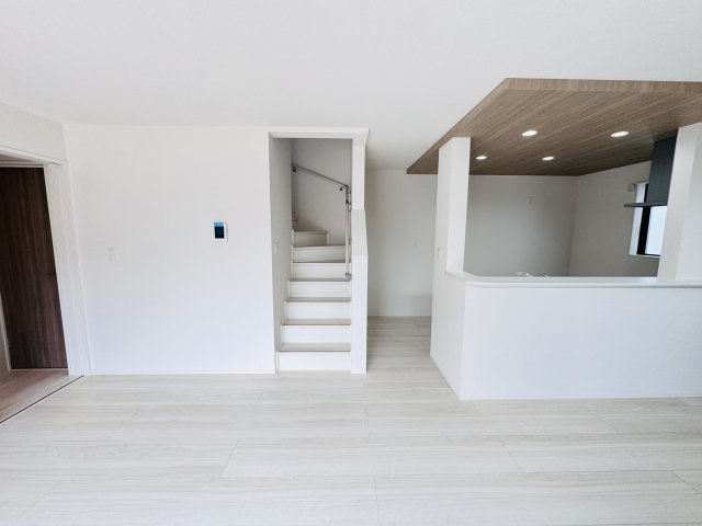 松戸市中根新築戸建の居間・リビング|家族の顔が見えるリビングイン階段