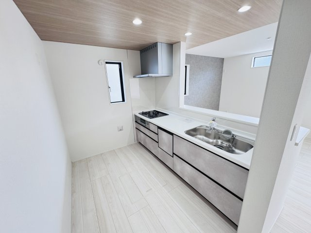 松戸市中根新築戸建のキッチン|お手入れしやすいレンジフード・シンクの水栓には浄水器がついてます！