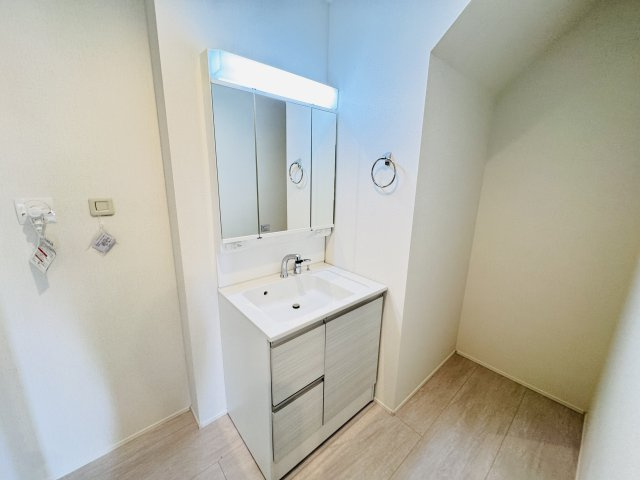 松戸市中根新築戸建の独立洗面台|シャワーヘッド付き三面鏡洗面化粧台