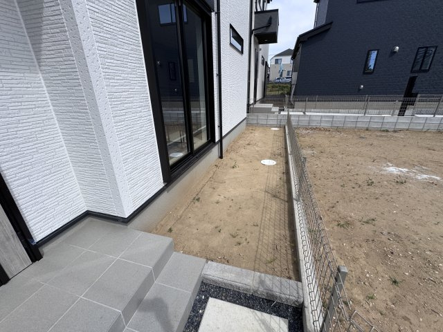 松戸市中根新築戸建の庭|南側隣地境界スペース