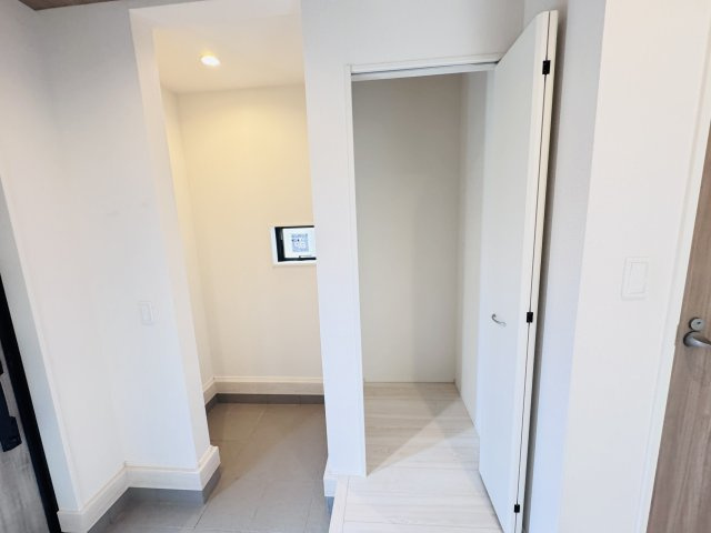 松戸市中根新築戸建の玄関|玄関ホール横・土間収納スペース