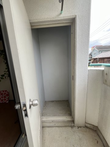 小山サンハイツの収納|バルコニーにも収納があります。