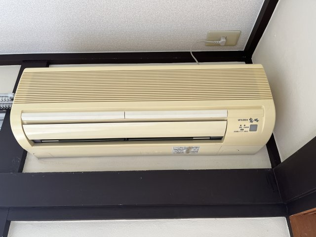 小山サンハイツの設備|洋室のエアコン