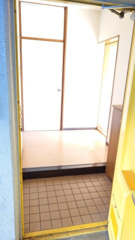 小山サンハイツの玄関