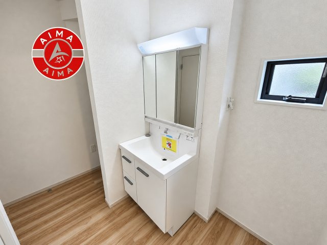 福岡市早良区野芥8丁目第4-1棟（1号棟）　の独立洗面台|毎日使うものだから清潔な空間を保ちたい水回り。洗面にはそんな願いを解消させてくれる収納アイデアが満載です。三面鏡の裏側にはキャビネットが現れ小物から背の高い物まで収納できます。