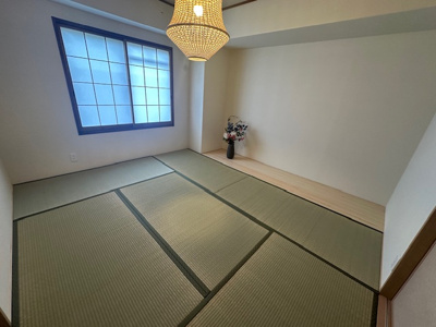 【和室】 | 北千里セントポリア | 寛ぎの空間としても、来客用としても使いやすい約6帖の和室！柔らかな畳と障子からの優しい光でホッと落ち着く空間です。