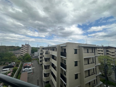 【展望】 | 北千里セントポリア | 近隣に大きな建物が無いので開放的！美しい青空や四季の移ろいを部屋から楽しめます。