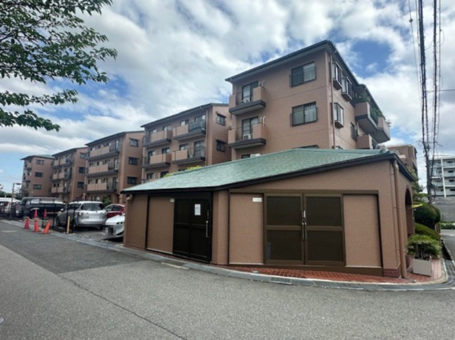 【外観】 | 北千里セントポリア | 阪急千里線と大阪モノレール本線の2沿線利用可。教育施設や公園、買物施設も揃う、緑豊かな住宅街！
