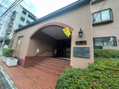 【エントランス】 | 北千里セントポリア | 清潔で管理の行き届いたエントランス！陽当り・周辺環境も合わせて、ぜひ現地をご覧ください。