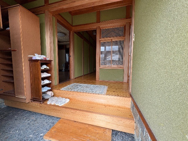 「ガレージのある広々庭」野市町西佐古　中古戸建の玄関|来客を出迎える玄関はゆとりある広さ。