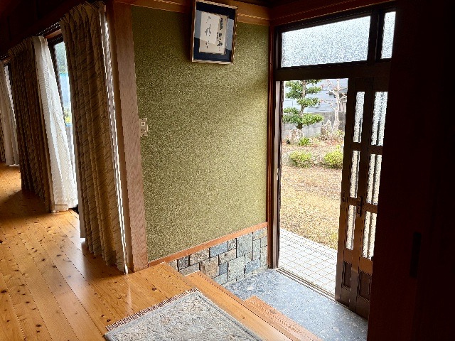 「ガレージのある広々庭」野市町西佐古　中古戸建の玄関|南向きで明るい印象です☆